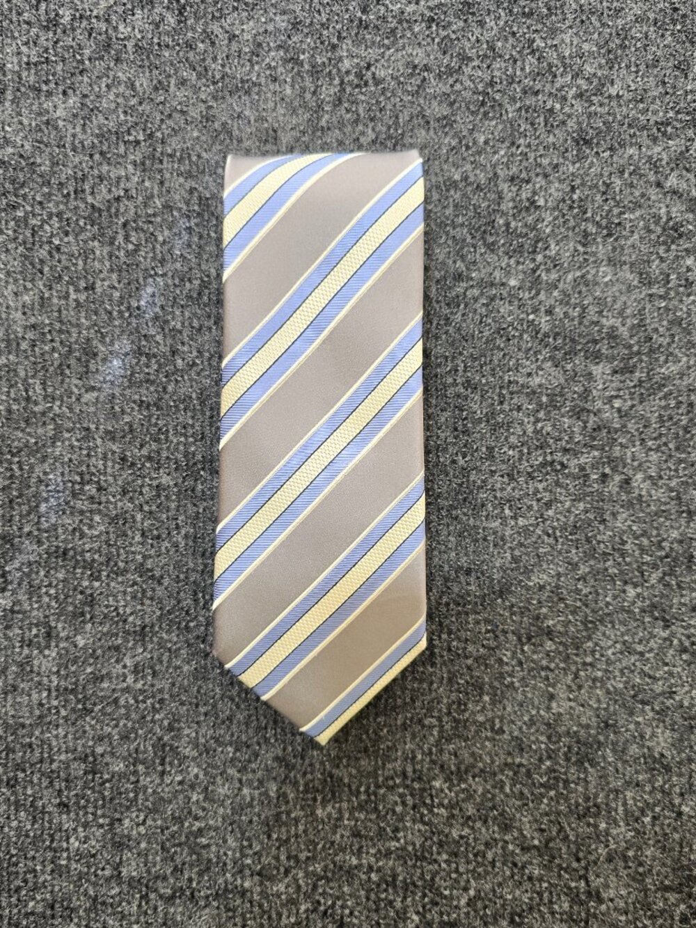 Donald J. Trump Signature Collection Hand Made 100% Silk Tie Blue Cream Gray Str